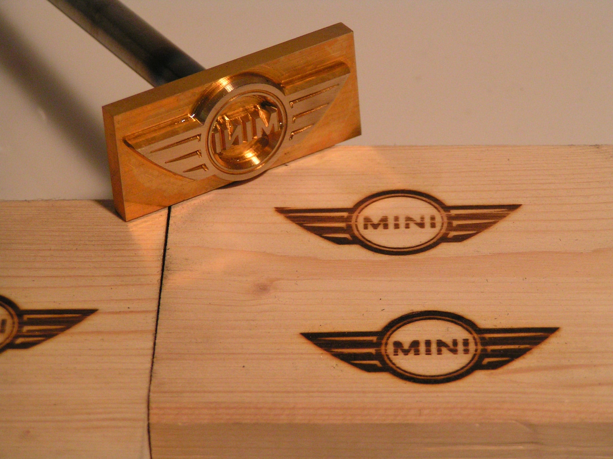 GRAVING | Graviertechnik Gross - Brennstempel feuerbeheizt mit Abbrand eines Logos auf Holz